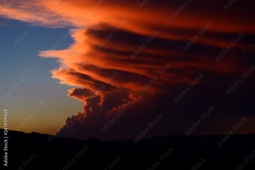 Bellissimo tramonto rosso creato da uno spettacolare cumulonembo spezzato