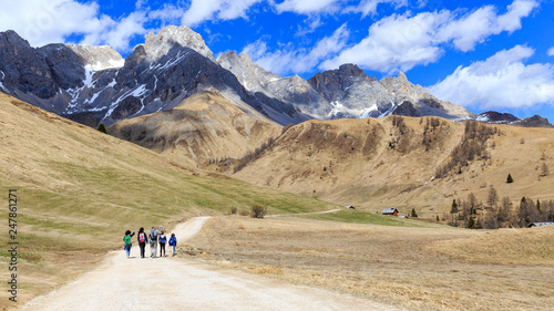 Persone su sentiero di montagna, Dolomiti, Fuciade, Passo San Pellegrino photo