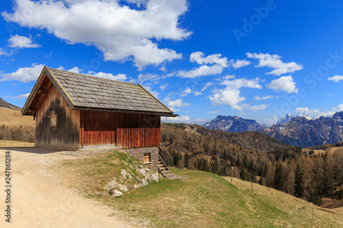Case e baite in legno in montagna, Dolomiti, Fuciade, Passo San Pellegrino