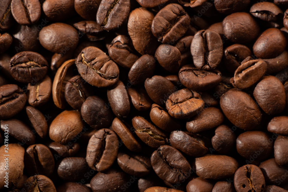 Naklejka premium Coffee beans on the table background blurred abstract blurred