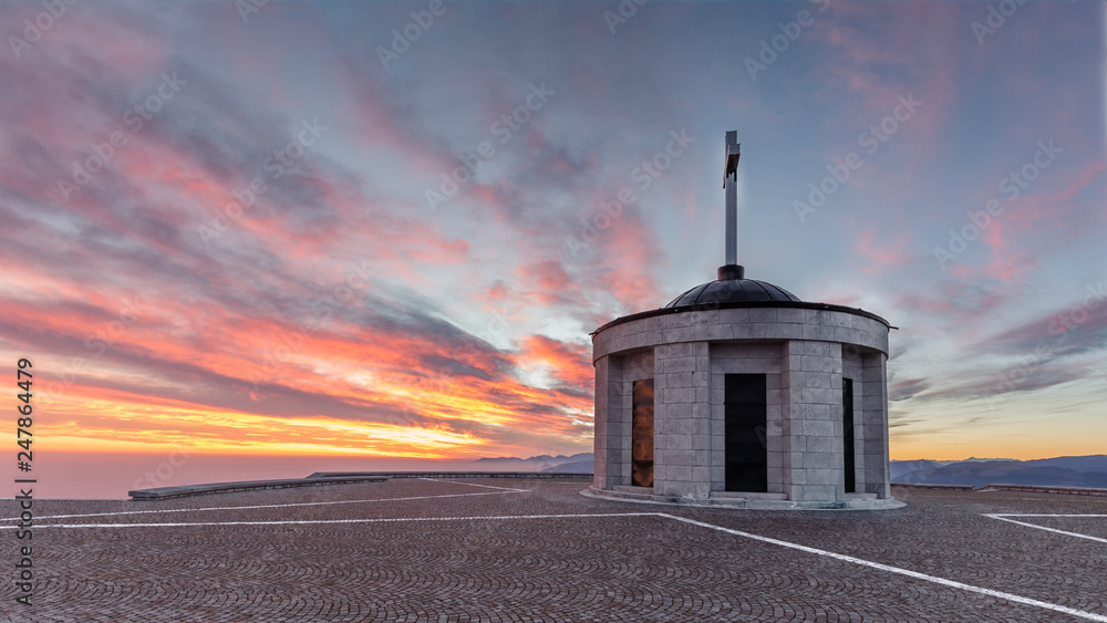 Tramonto Sacrario Cima Grappa, Monte Grappa, Italia