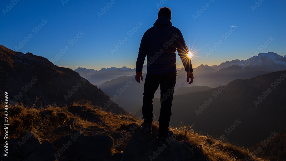 Escursionista in cima la vetta, silhouette in controluce, Dolomiti, Veneto