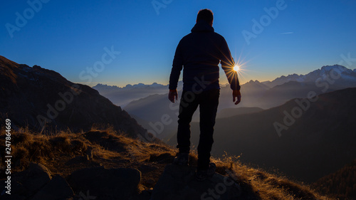 Obraz na płótnie Escursionista in cima la vetta, silhouette in controluce, Dolomiti, Veneto w salonie