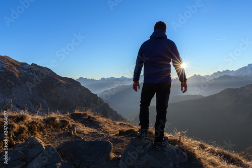 Escursionista in cima la vetta, silhouette in controluce, Dolomiti, Veneto