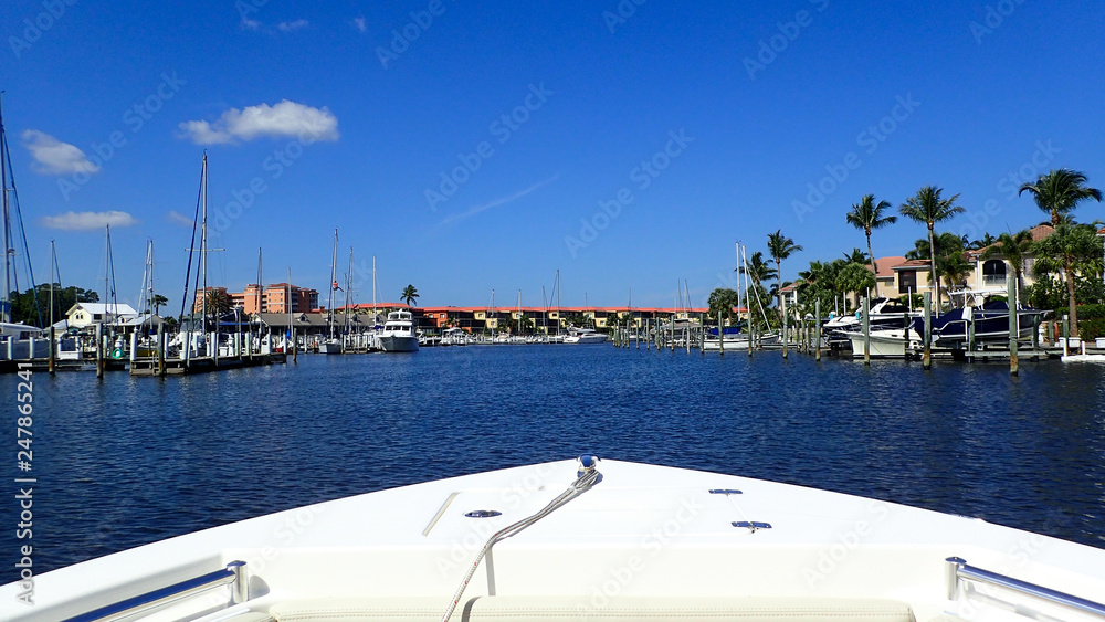 Fototapeta premium A day boating at a marina in Florida on a beautiful clear blue sky day