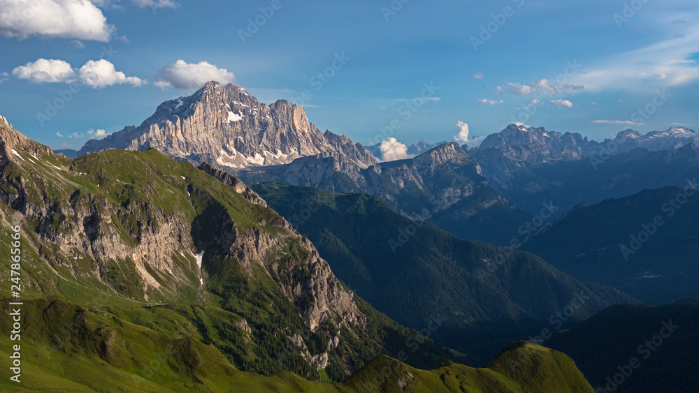 Vista panoramica nelle Dolomiti, dalla cima del Monte Averau con vista verso il Monte Civetta, Cortina, Veneto,