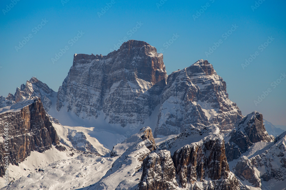 Monte Pelmo con la neve in inverno