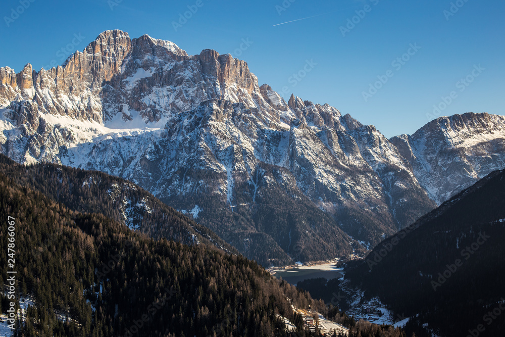 Lago di Alleghe ed il Monte Civetta in inverno