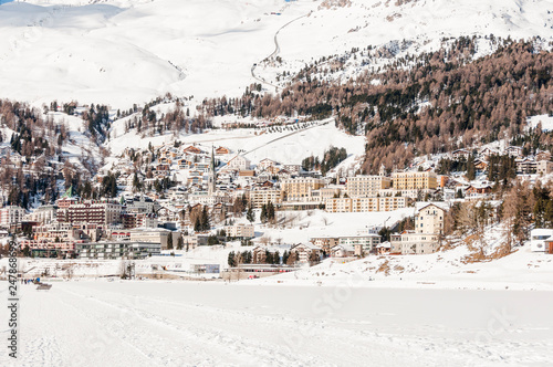 St. Moritz, Dorf, St. Moritzersee, Corviglia, Winterwanderweg, Alpen, Oberengadin, Winter, Wintersport, Graubünden, Schweiz © bill_17