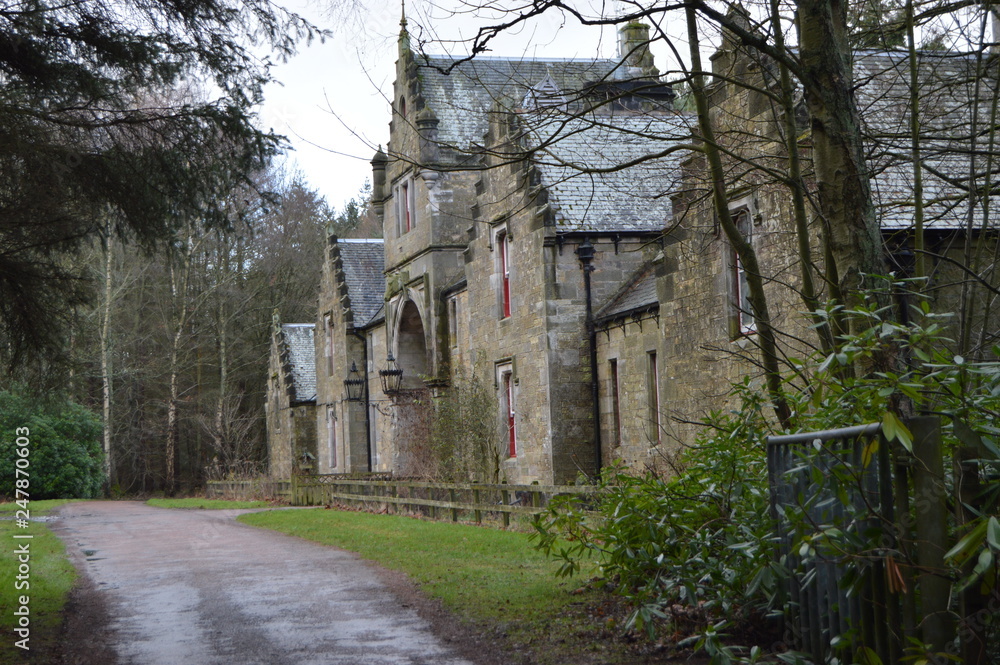 Φωτογραφία The refurbished stable block at the entrance to the striking ruins of Crawford Priory, Springfield, Cupar, Fife