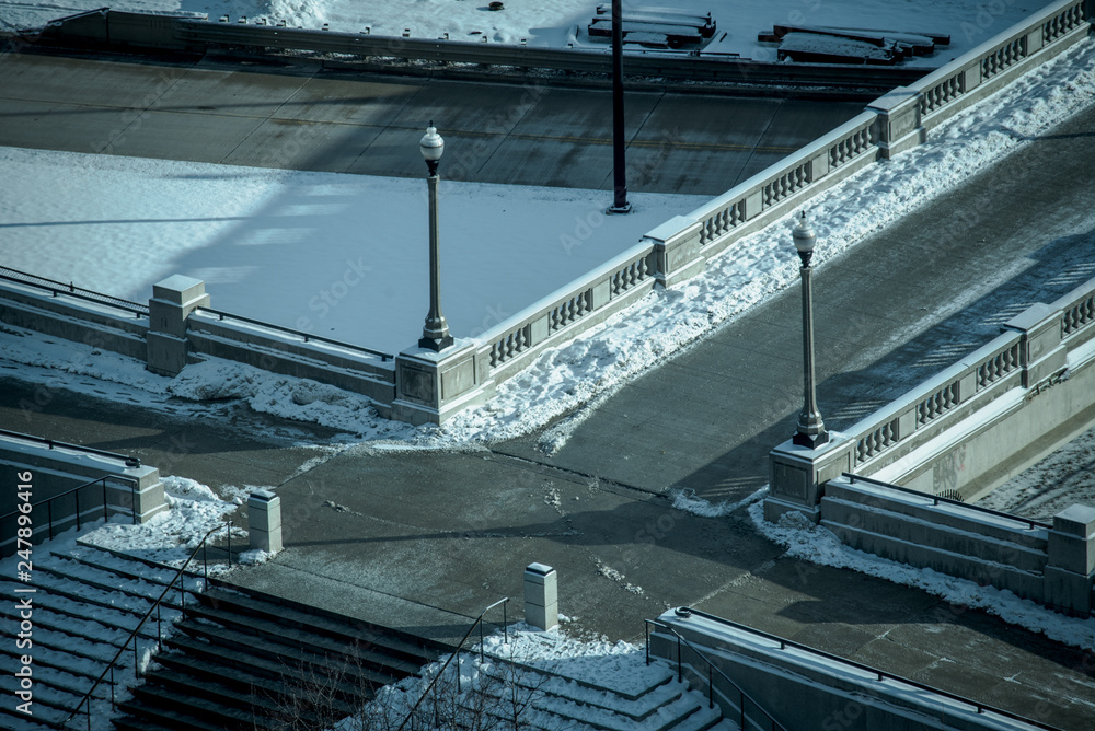 Fototapeta premium winter city sidewalks and bridge 