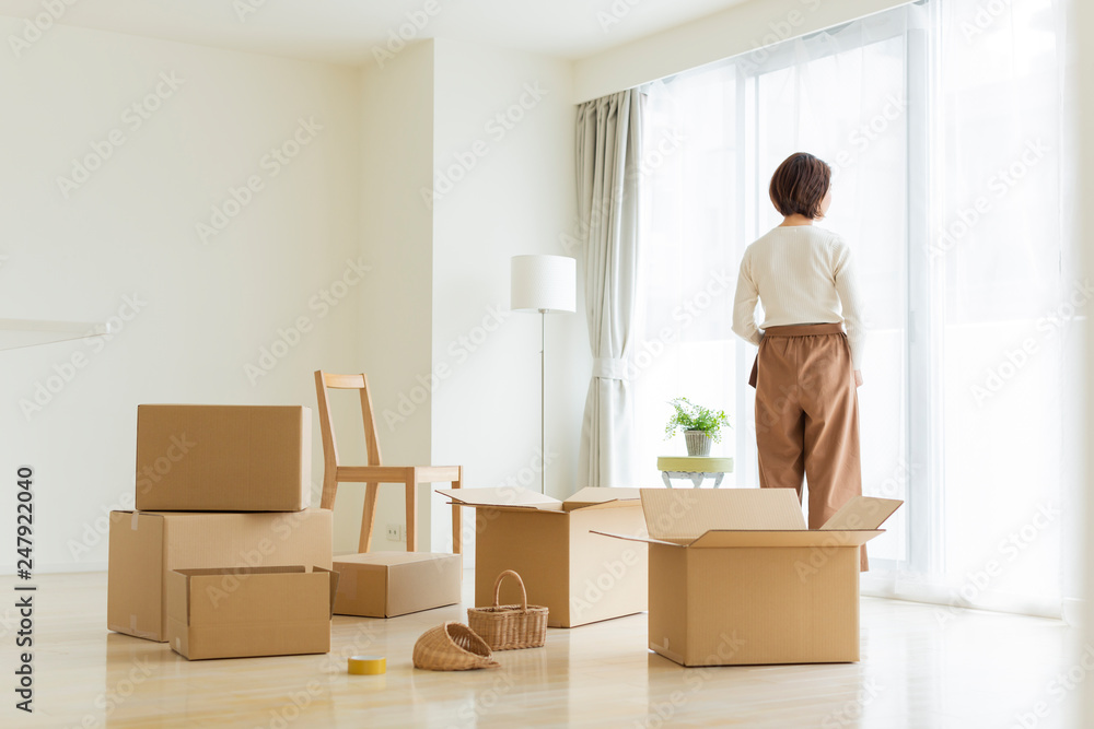 引越し作業中の女性 引越し作業中の女性