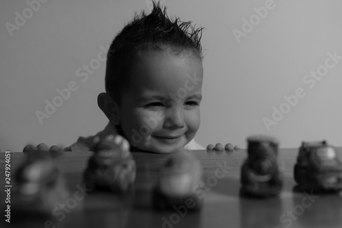 Foto Junger Knabe am spielen ganz föhlich