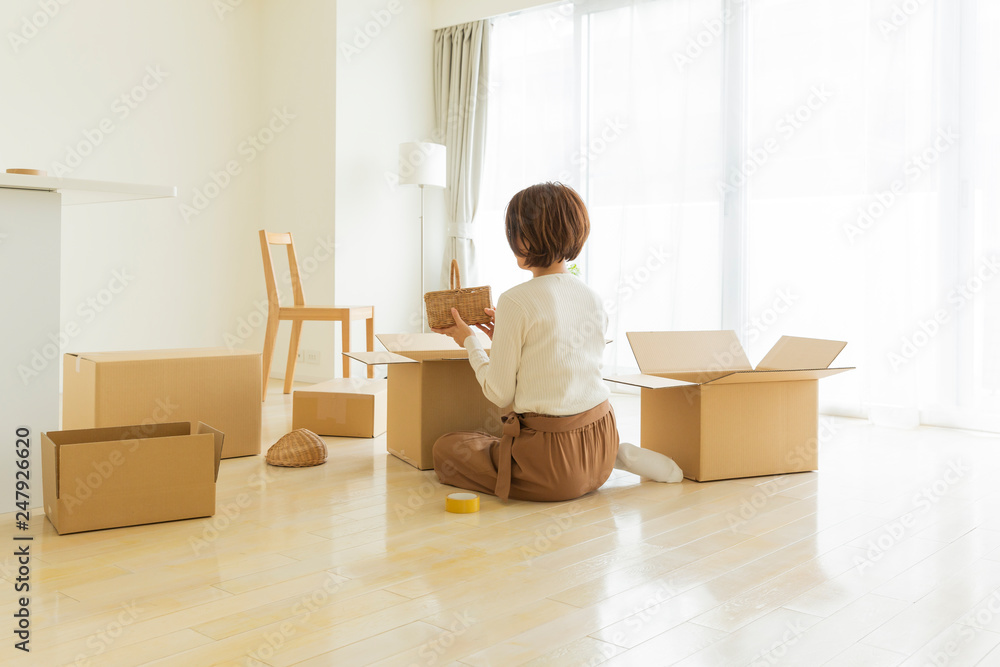 引越し作業中の女性 引越し作業中の女性