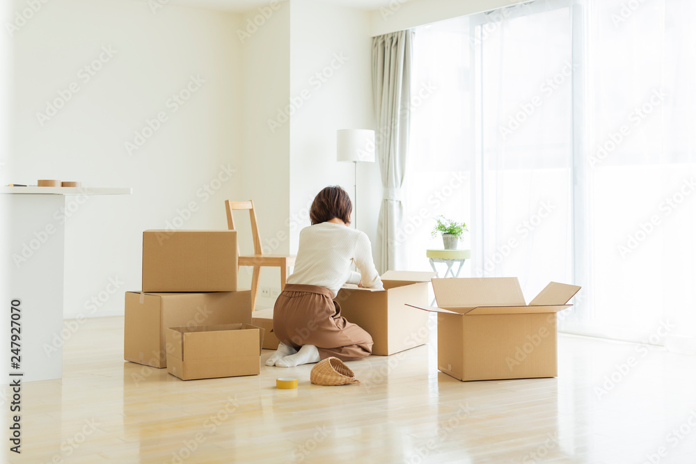 引越し作業中の女性 引越し作業中の女性