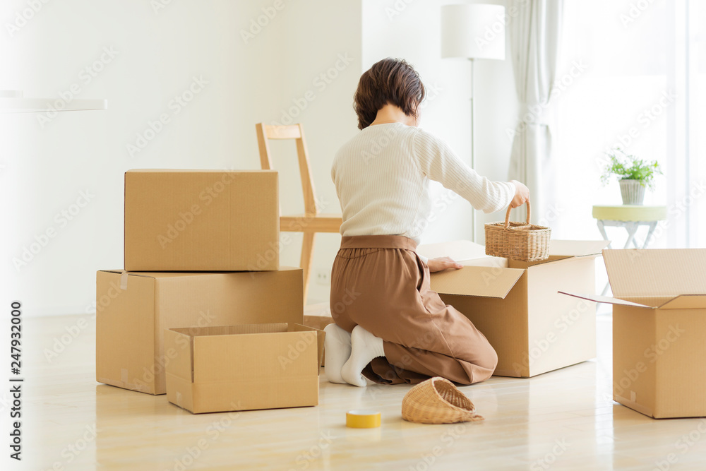 引越し作業中の女性 引越し作業中の女性