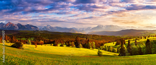 Plakat Panorama Tatr. Piękna dolina i pochmurne niebo