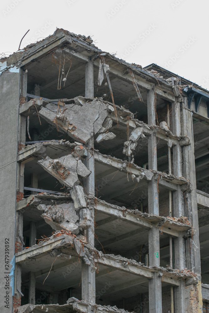 rozbiórka starej fabryki duży gmach budynek warszawa rozbiórka starej fabryki duży gmach budynek warszawa