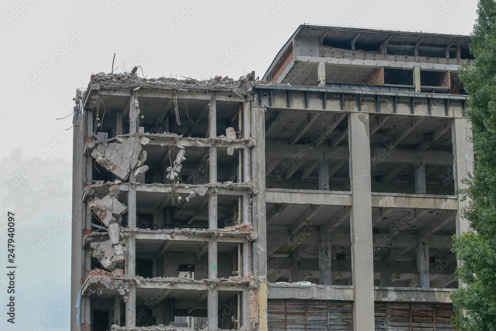 rozbiórka starej fabryki duży gmach budynek warszawa