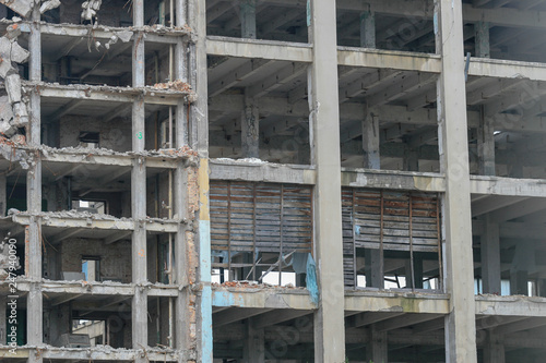 rozbiórka starej fabryki duży gmach budynek warszawa © Arkadiusz