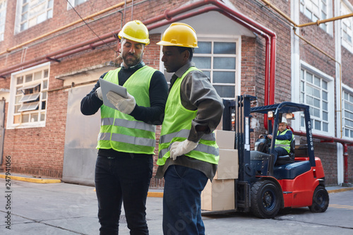 Logistik Arbeiter mit Tablet PC und Gabelstapler