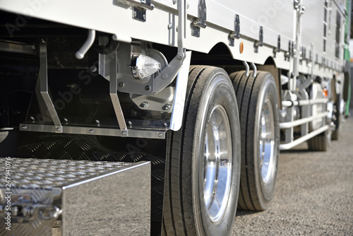 運送業のイメージ：新車大型トラックのアルミホイール