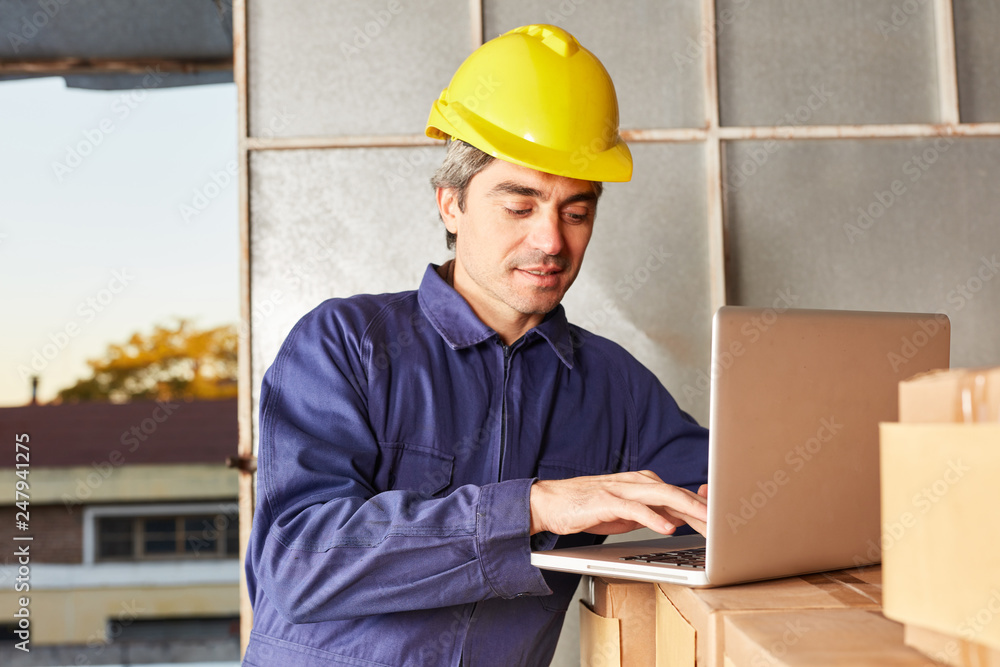 Arbeiter im Onlinehandel am Laptop Computer Arbeiter im Onlinehandel am Laptop Computer