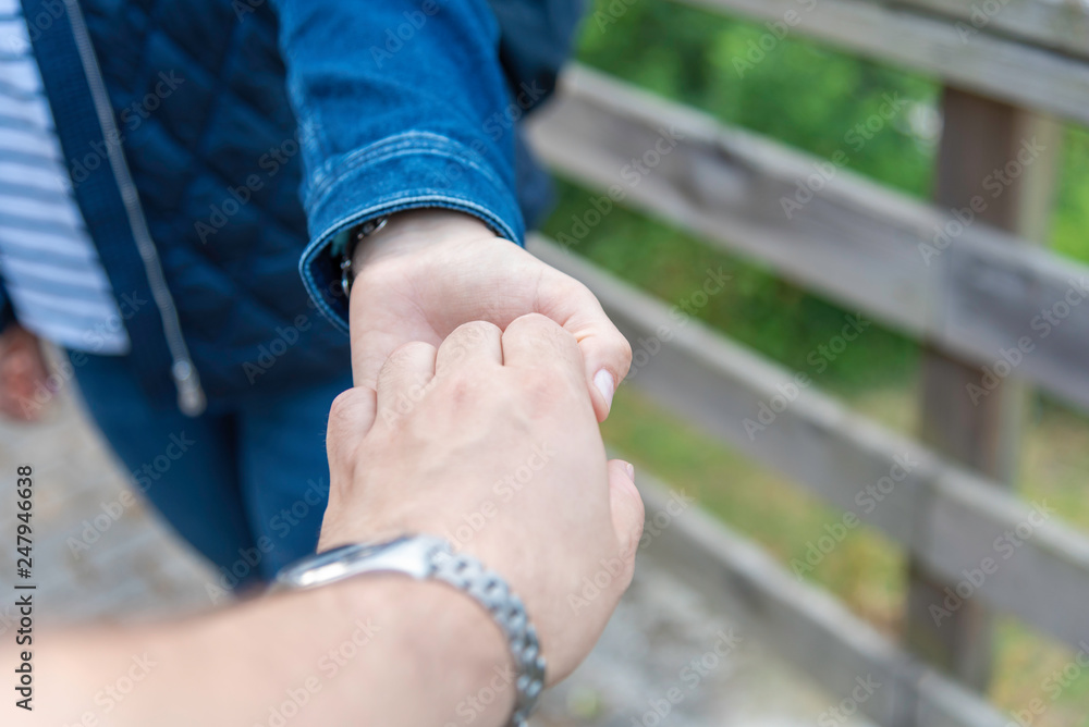 Pareja agarrándose de las manos. Stock Photo | Adobe Stock Pareja agarrándose de las manos. Stock Photo | Adobe Stock