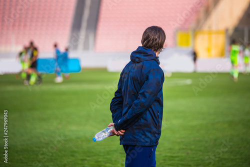 Fotografía Football coach at the field, train soccer players