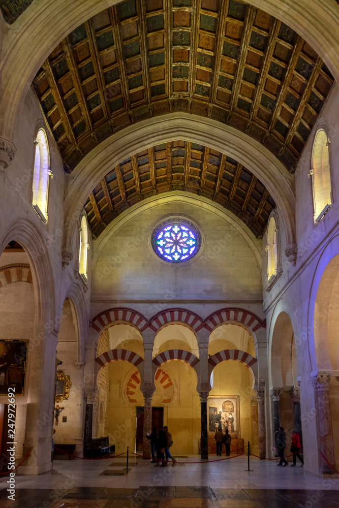 interior de la Mezquita catedral de Córdoba, España