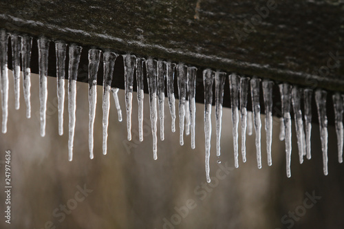  Iicles after freezing rain weather phenomenon