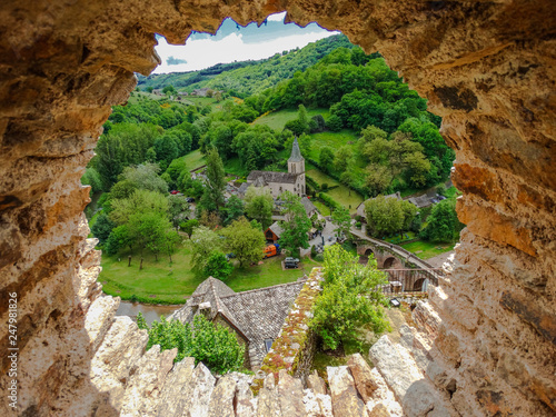 Foto Belcastel medieval church, with medieval bridge over the Aveyron river, Aveyron,