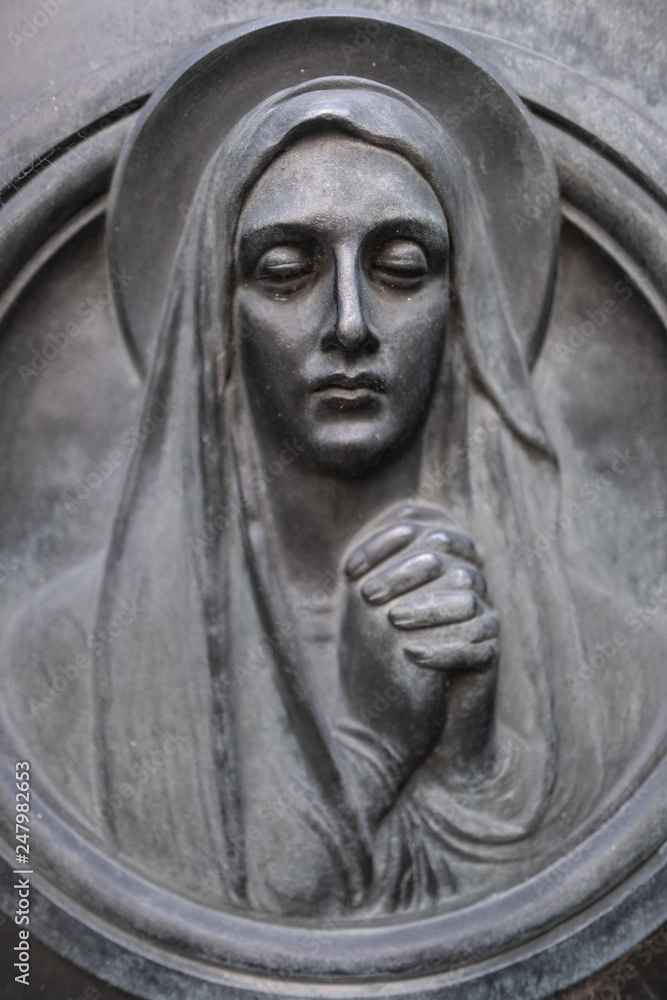 statue sculpture ancient woman