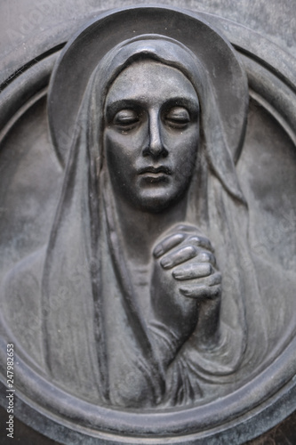 statue sculpture ancient woman