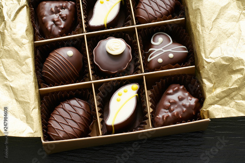 Obraz na płótnie Artisan handcrafted chocolate bonbons packaged in a gift box w salonie