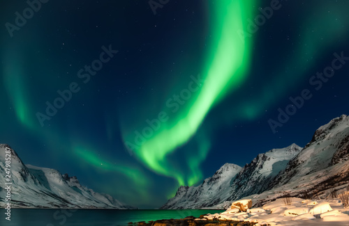Foto Amazing Aurora Borealis in North Norway (Kvaloya), mountains in the background