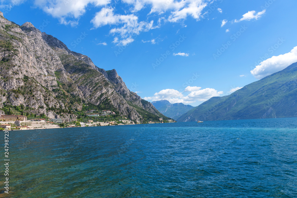 Fototapeta premium Panorama wspaniałego jeziora Garda we Włoszech.