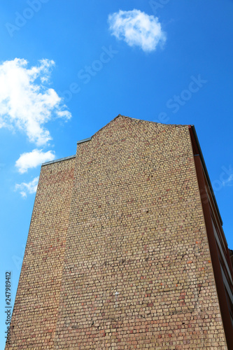 Fotografija building side brick wall