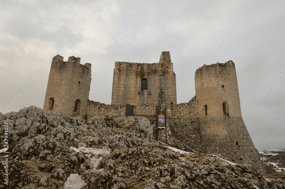 Rocca Calascio con la neve - Antica fortezza in Abruzzo
