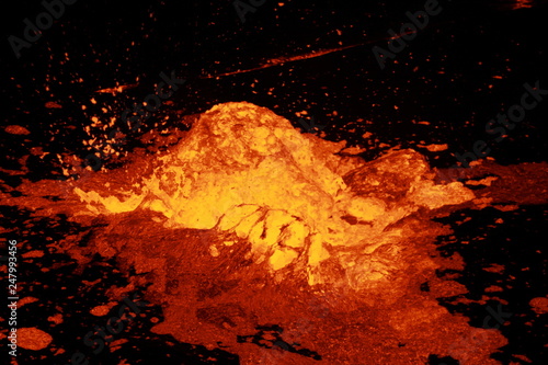 buchająca lawa kotłująca się wewnątrz wulkanu photo
