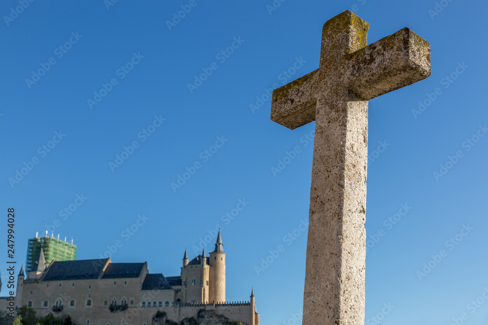 Great cross in front of the Church of the True Cross, with the Alcázar del Segovia in the background Great cross in front of the Church of the True Cross, with the Alcázar del Segovia in the background