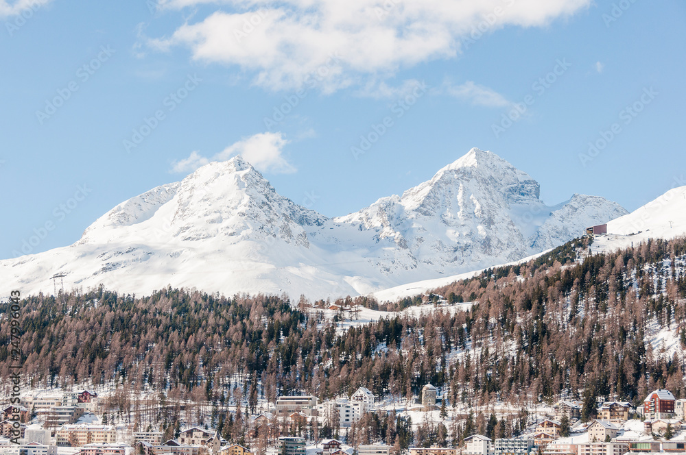St. Moritz, St. Moritzersee, Corviglia, Piz Julier, Piz Albana, Julierpass, Alpen, Oberengadin, Winter, Wintersport, Graubünden, Schweiz
