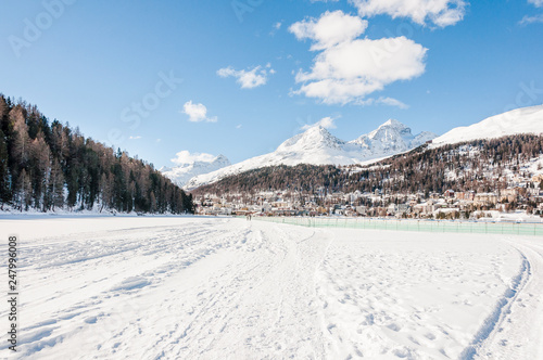 St. Moritz, St. Moritzersee, Piz Julier, Corviglia, Alpen, Oberengadin, Winter, Wintersport, Graubünden, Schweiz