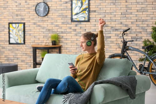 Young woman listening to mu...