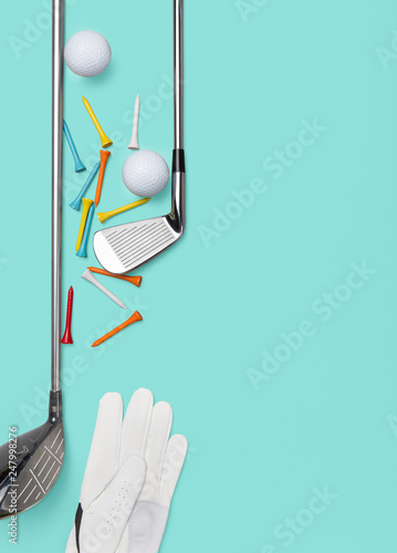 Fototapeta Sprzęt golfowy na płaskiej powierzchni w kolorze turkusowym z góry