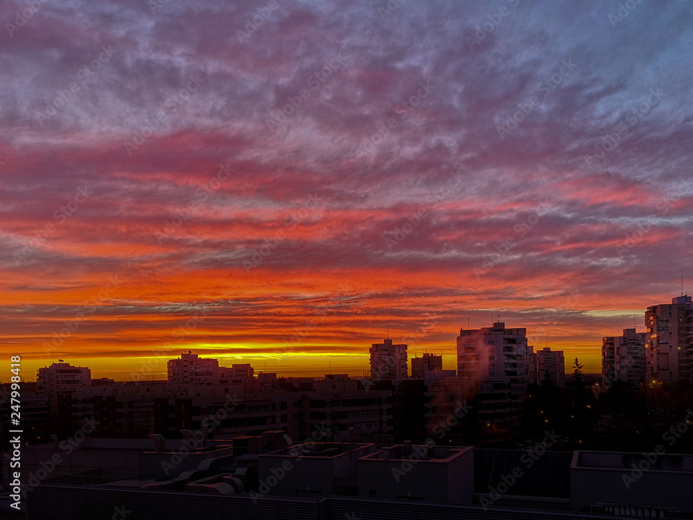 Obraz premium sky colored eye at dawn in madrid