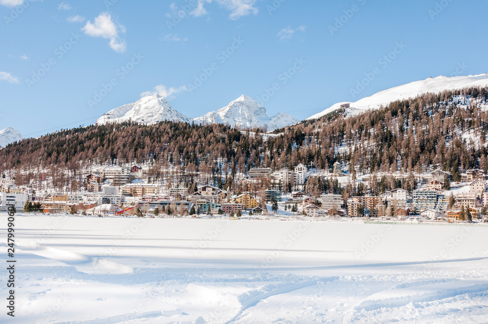 St. Moritz, St. Moritzersee, Oberengadin, Engadiner Dorf, Alpen, Piz Julier, Winter, Wintersport, Graubünden, Schweiz