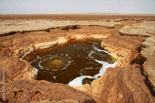 bulgoczące siarkowe jesioro na pustyni Danakilskiej w etiopii