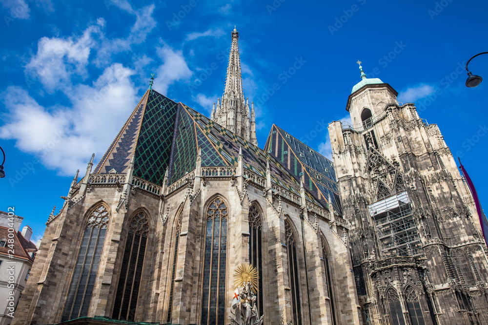 Obraz premium The beautiful antique Saint Stephen Cathedral built on 1160 located at Stephansplatz in Vienna