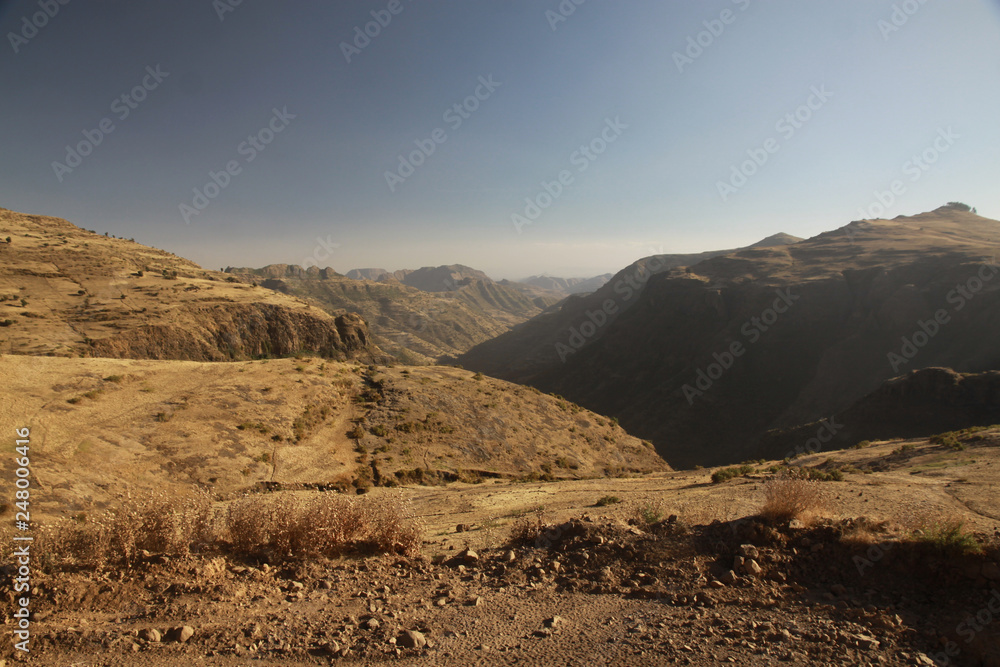 pasmo górskie semien w etiopii ciągnące się po horyzont - obrazy, fototapety, plakaty 